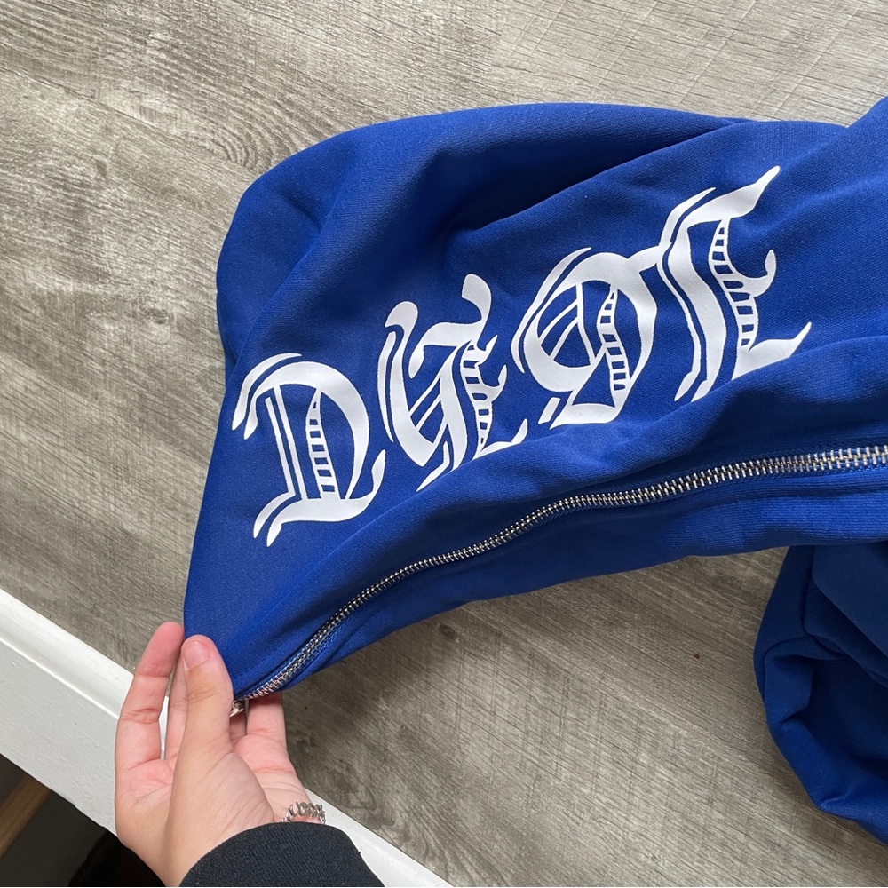 trending zip up - Picture 4 of 4